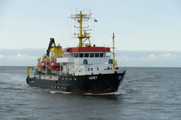 Schiffe fotografieren – Herausforderung bewegter Motive am Wasser Schiffe fotografieren: Forschungsschiff Komet auf offener See als Beispiel für maritime Fotografie