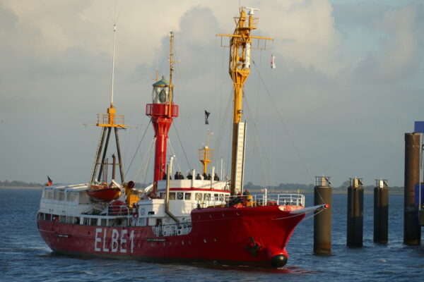 Schiffe fotografieren – Perspektive und Bildkomposition am Beispiel Feuerschiff Elbe 1 Schiffe fotografieren: Rotes Feuerschiff Elbe 1 aus seitlicher Perspektive für gelungene Bildkomposition