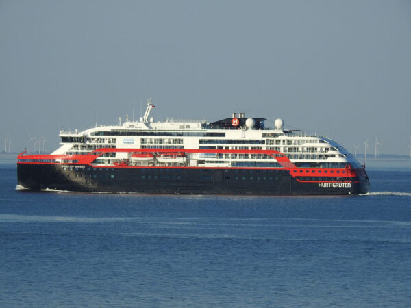 Schiffe fotografieren – Tipps für Wetterbedingungen und Tageszeiten am Beispiel Hurtigruten-Schiff Schiffe fotografieren: Hurtigruten Expeditionsschiff bei klarem Wetter und weichem Morgenlicht auf offener See