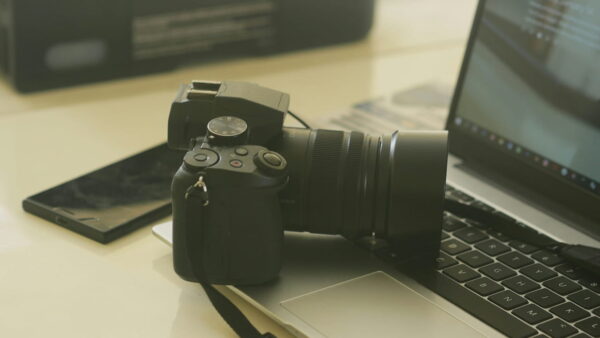Online-Fotokurs: Flexibel fotografieren lernen mit Laptop und Kamera Fotokurs online lernen – Kamera neben Laptop für flexibles Fotografieren lernen