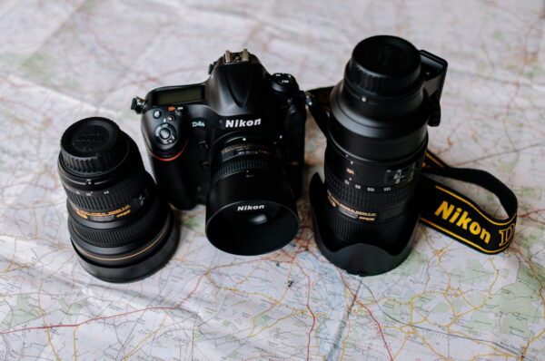 Nikon Kamera und Objektive auf einer Landkarte für Reisefotografie