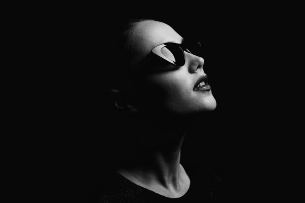 Licht in verschiedenen Genres – kreatives Portrait im starken Seitenlicht