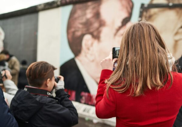 Streetfotografie Inspiration – Menschen fotografieren vor urbaner Kunst