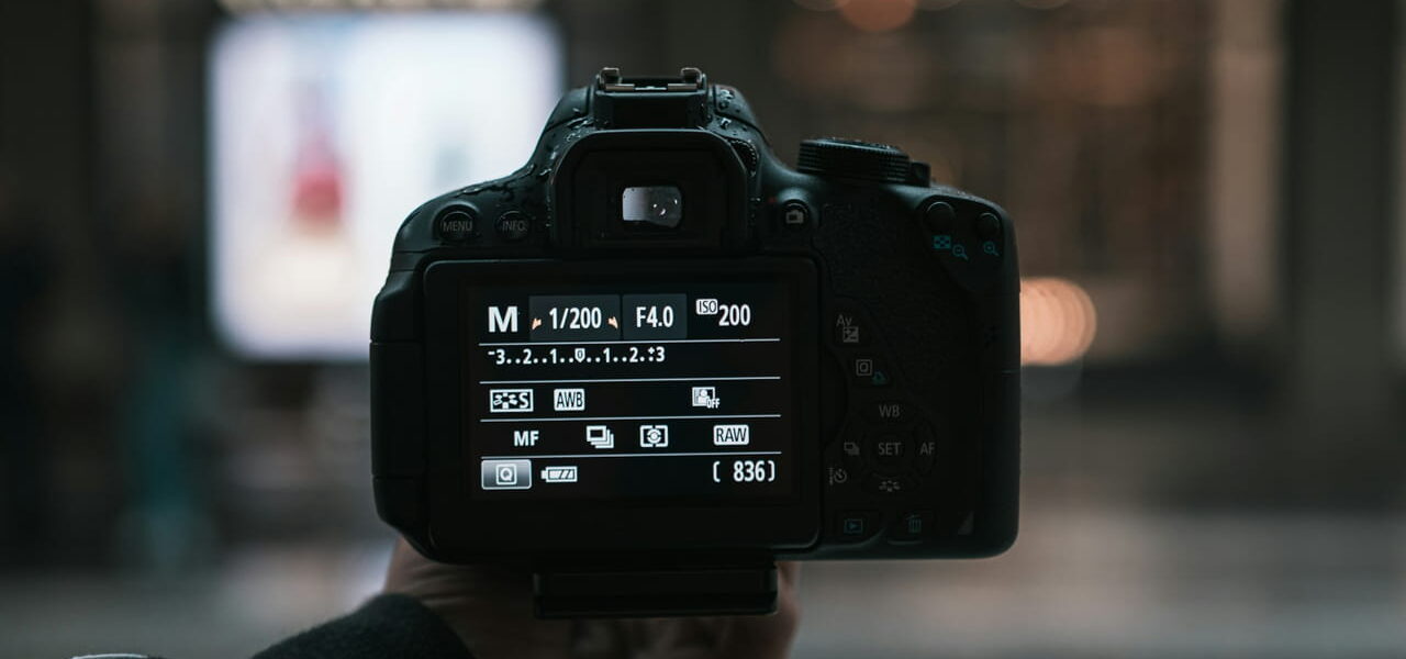 Digitalkamera zeigt Einstellungen zur Belichtungszeit im manuellen Modus