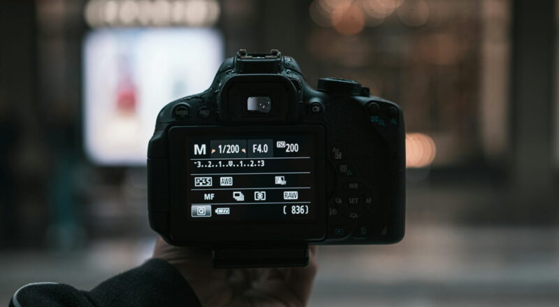 Belichtungszeit in der Fotografie: So steuerst du Licht, Bewegung und Stimmung perfekt 6 Digitalkamera zeigt Einstellungen zur Belichtungszeit im manuellen Modus