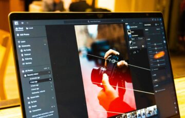 Laptop mit geöffneter Bildbearbeitungssoftware beim Fotos nachbearbeiten