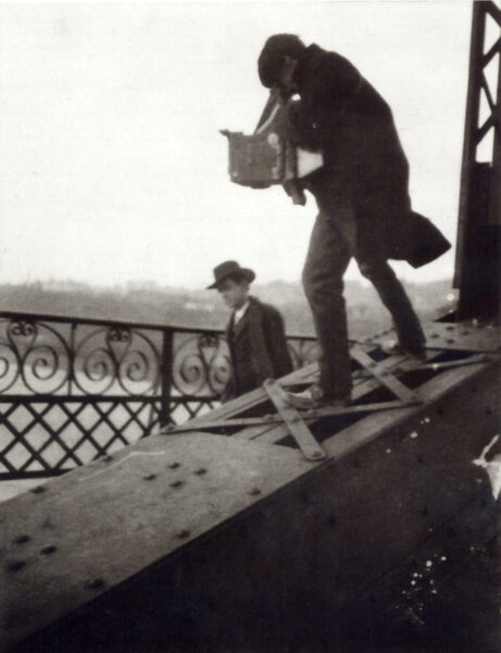 Alfred Stieglitz bei der Arbeit auf einer Brücke, um 1905 – Beispiel für seine frühe fotografische Praxis
