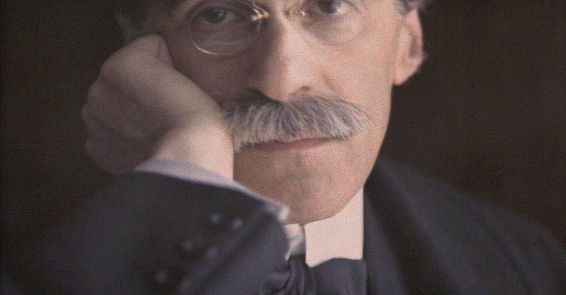 Selbstporträt von Alfred Stieglitz aus dem Jahr 1907 – frühe Farbfotografie im Autochrom-Verfahren