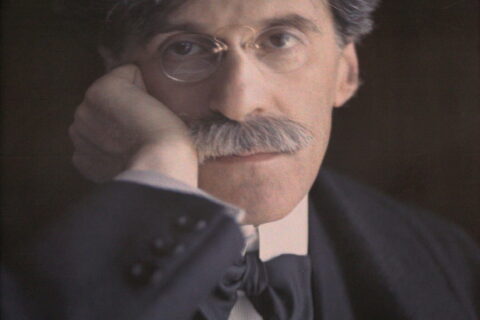 Selbstporträt von Alfred Stieglitz aus dem Jahr 1907 – frühe Farbfotografie im Autochrom-Verfahren