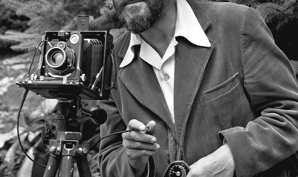 Porträt des Fotografen Ansel Adams mit Kamera, aufgenommen um 1950 – frühe Phase seiner Arbeit im Yosemite-Nationalpark