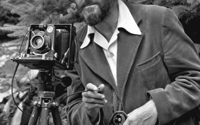 Porträt des Fotografen Ansel Adams mit Kamera, aufgenommen um 1950 – frühe Phase seiner Arbeit im Yosemite-Nationalpark