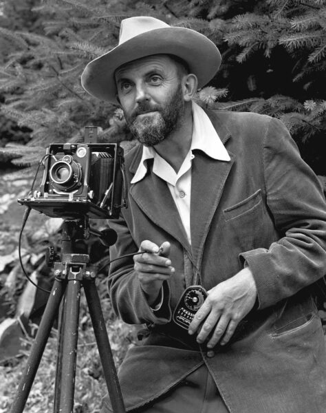 Ansel Adams 1950 – Porträt des Landschaftsfotografen mit Kamera Porträt des Fotografen Ansel Adams mit Kamera, aufgenommen um 1950 – frühe Phase seiner Arbeit im Yosemite-Nationalpark
