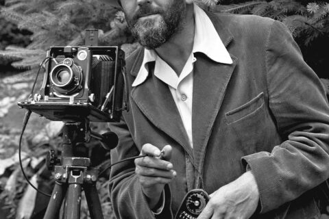 Porträt des Fotografen Ansel Adams mit Kamera, aufgenommen um 1950 – frühe Phase seiner Arbeit im Yosemite-Nationalpark