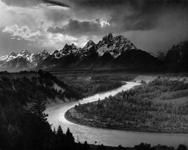 Ansel Adams „The Tetons and the Snake River“ (1942) Ansel Adams – Fotografie „The Tetons and the Snake River“ von 1942, ikonisches Beispiel seiner Landschaftsfotografie
