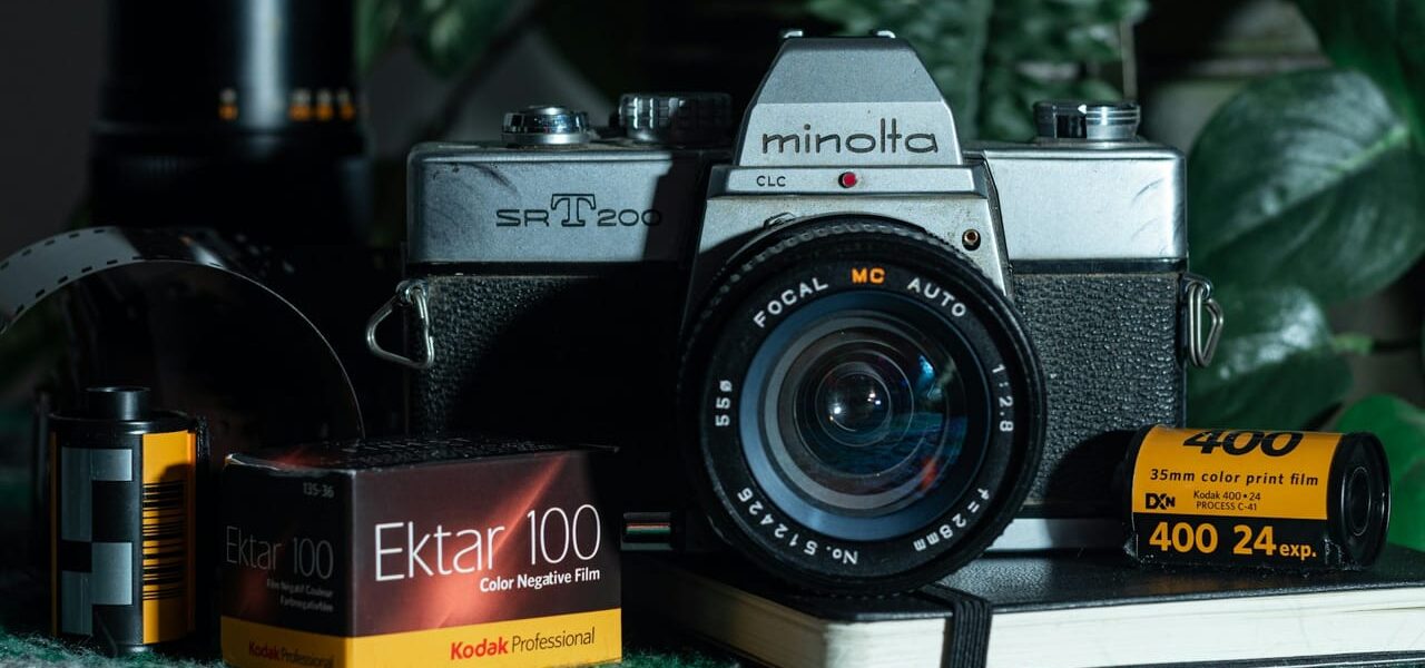 Analoge Minolta-Kamera mit Filmrollen – Symbol für den Wandel der Fotografie von Technik zu Ausdrucksform