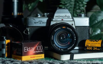 Analoge Minolta-Kamera mit Filmrollen – Symbol für den Wandel der Fotografie von Technik zu Ausdrucksform