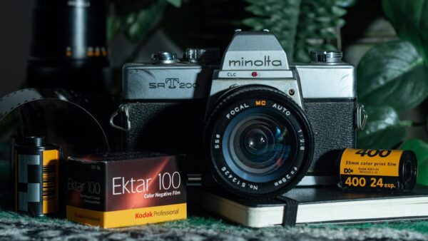 Analoge Minolta-Kamera mit Filmrollen – Symbol für den Wandel der Fotografie von Technik zu Ausdrucksform