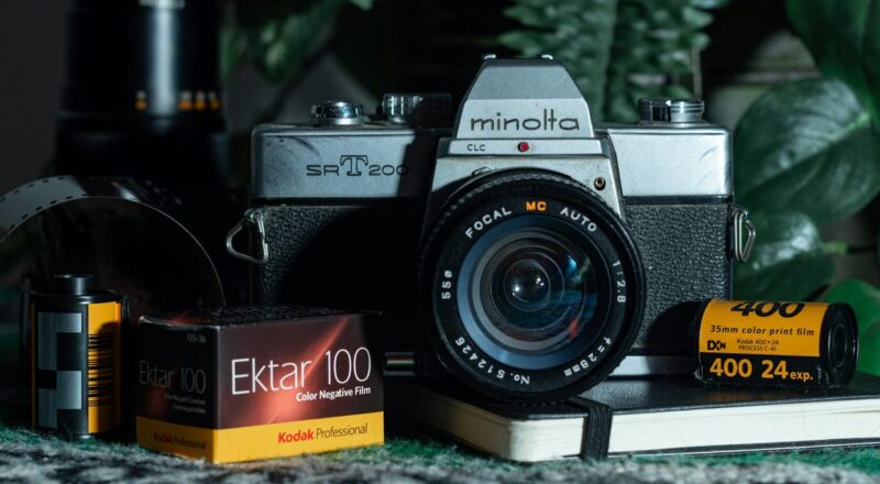 Analoge Minolta-Kamera mit Filmrollen – Symbol für den Wandel der Fotografie von Technik zu Ausdrucksform