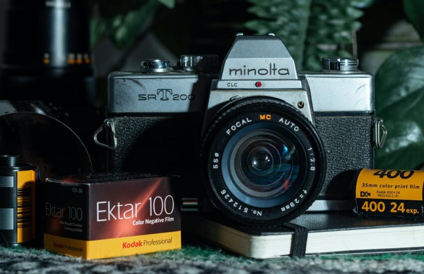 Analoge Minolta-Kamera mit Filmrollen – Symbol für den Wandel der Fotografie von Technik zu Ausdrucksform