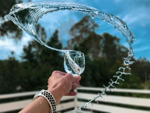 Kreatives Foto mit gefrorenem Wasserstrahl aus einem Glas – Symbol für Emotion und künstlerische Fotografie