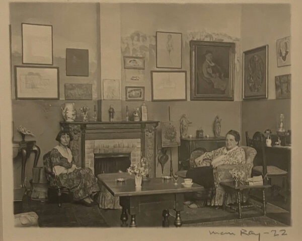 Man Ray – „Alice B. Toklas and Gertrude Stein“ (1922) Fotografie „Alice B. Toklas and Gertrude Stein“ von Man Ray aus dem Jahr 1922 – Beispiel seines künstlerischen Einflusses auf die Porträtfotografie