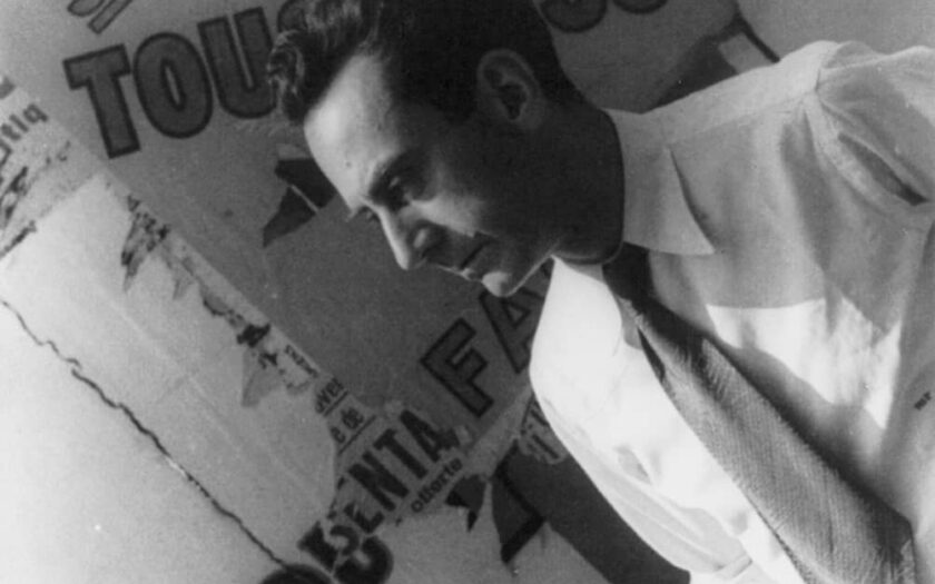 Man Ray in Paris im Jahr 1934 – frühes Porträt des surrealistischen Fotografen und Künstlers