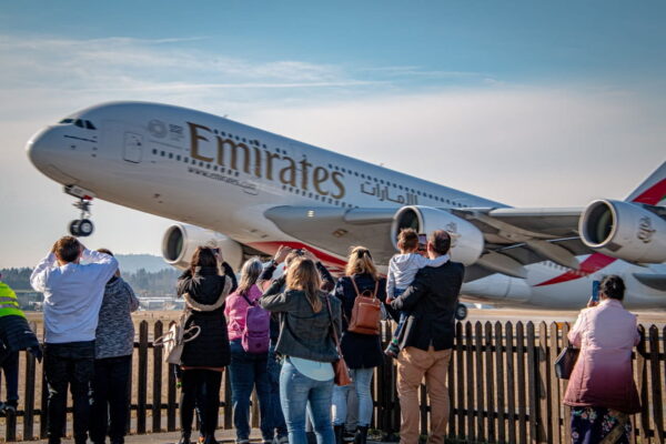 Emirates A380 von Spottern mit Smartphones aufgenommen Planespotter fotografieren einen Emirates A380 beim Start aus nächster Nähe