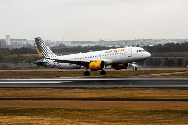 Vueling Airbus beim Aufsetzen aus Spotter-Perspektive Vueling Airbus beim Aufsetzen auf der Landebahn – idealer Spotter-Standort mit guter Sichtlinie