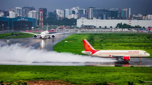 Air India beim Rollen auf nasser Landebahn im Regen Air India Flugzeug auf nasser Landebahn bei Regen – ideale Bedingungen für besondere Spotting-Effekte