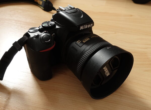 Nikon D5600 als klassische Spiegelreflexkamera Nikon D5600 Spiegelreflexkamera mit angesetztem Objektiv