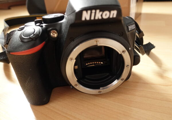 Spiegelmechanik einer Nikon D5600 Nikon D5600 ohne Objektiv mit sichtbarem Spiegel im Kameragehäuse