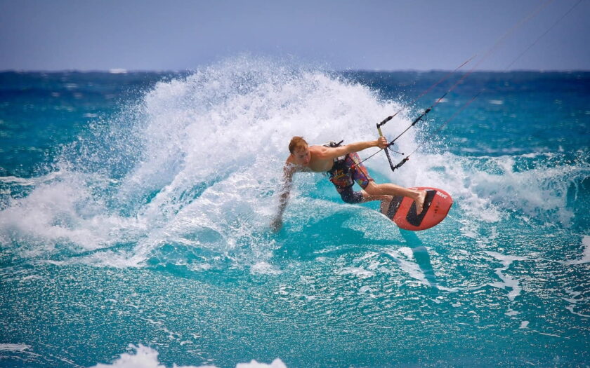 Kitesurfer in action auf hoher Welle – Beispiel für dynamische Sportfotografie