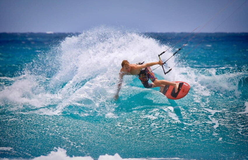 Kitesurfer in action auf hoher Welle – Beispiel für dynamische Sportfotografie