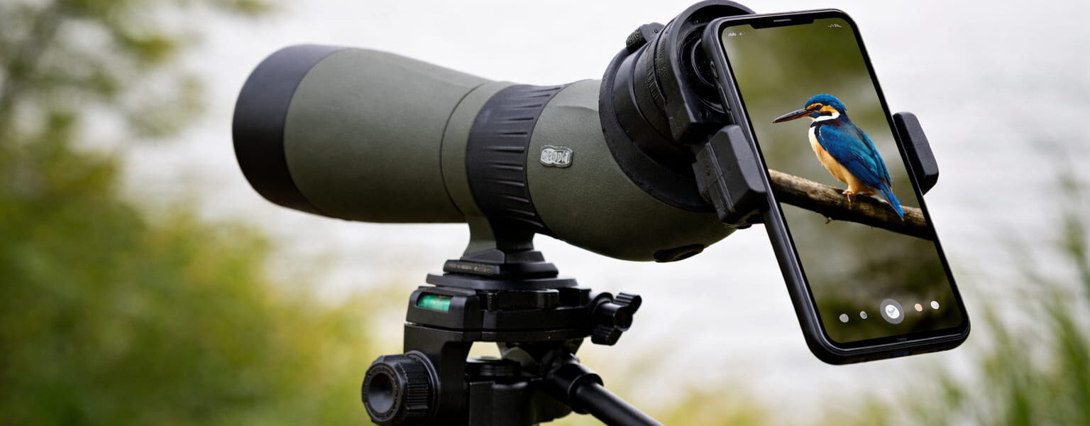 Smartphone am Spektiv mit Adapter für Digiscoping in der Naturfotografie
