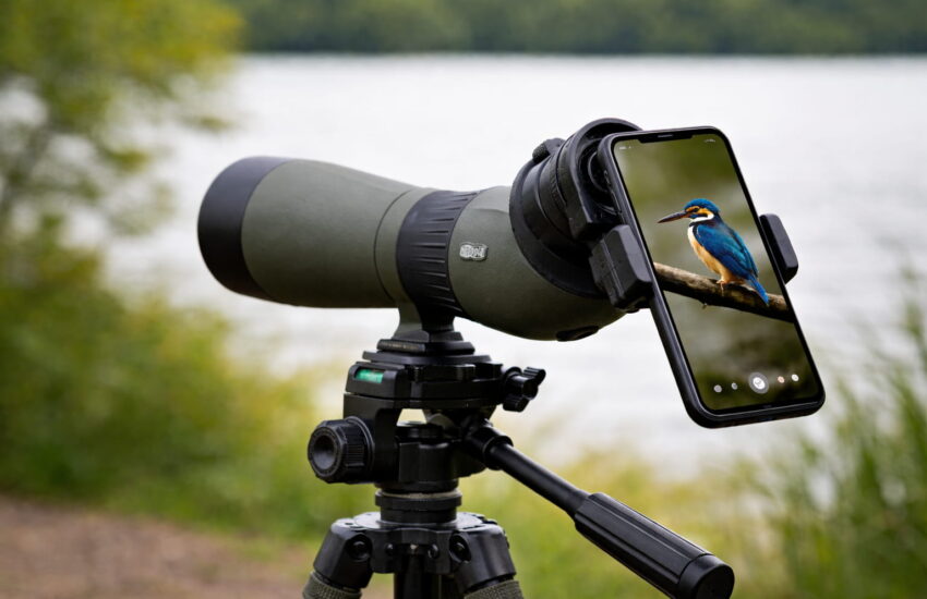 Smartphone am Spektiv mit Adapter für Digiscoping in der Naturfotografie