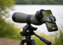 Smartphone am Spektiv mit Adapter für Digiscoping in der Naturfotografie
