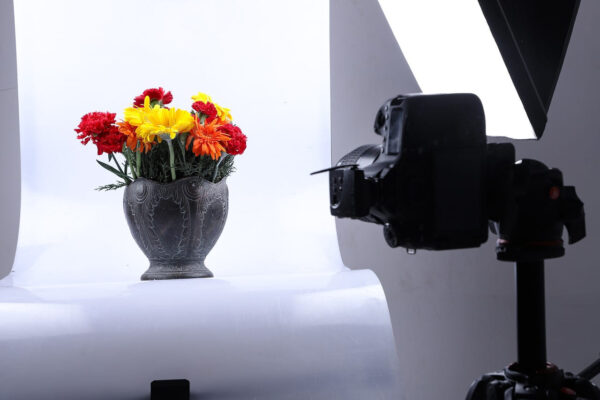 Produktfotografie Setup mit Kamera, Licht und Blumen als Motiv